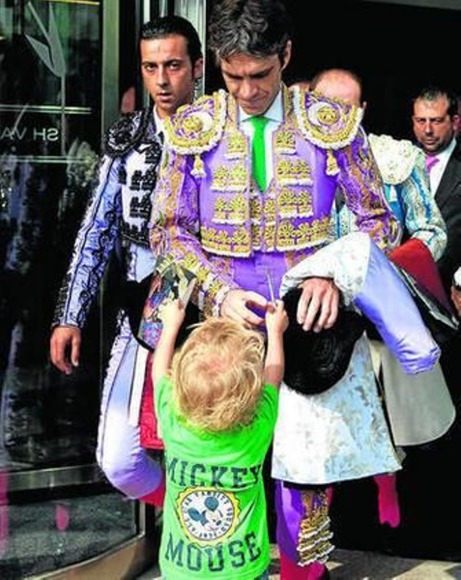 José María Soler, a la izquierda en segundo plano, junto a José Tomás.