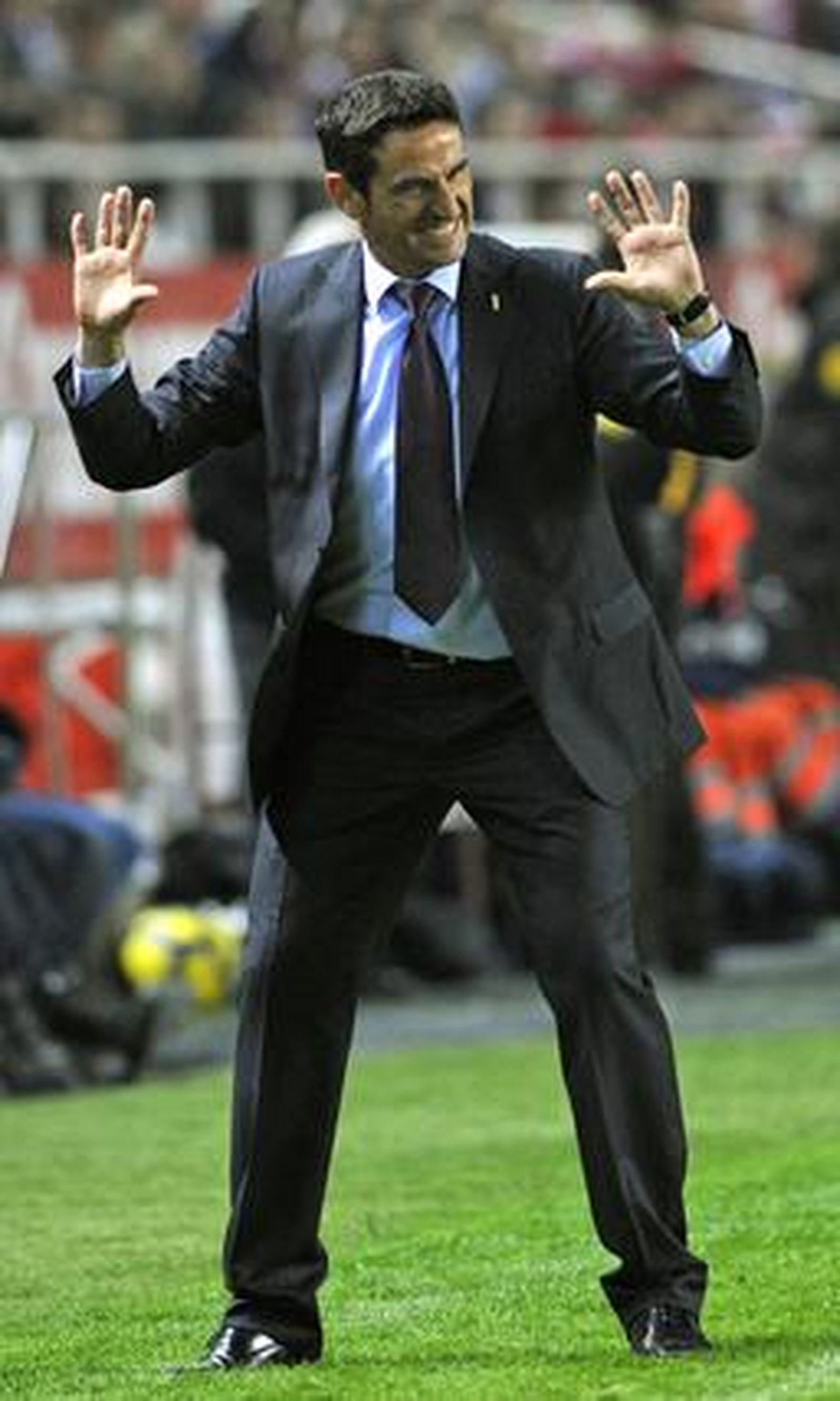 Jiménez hace gestos a sus jugadores en un encuentro ante el Málaga.

Foto: AFP