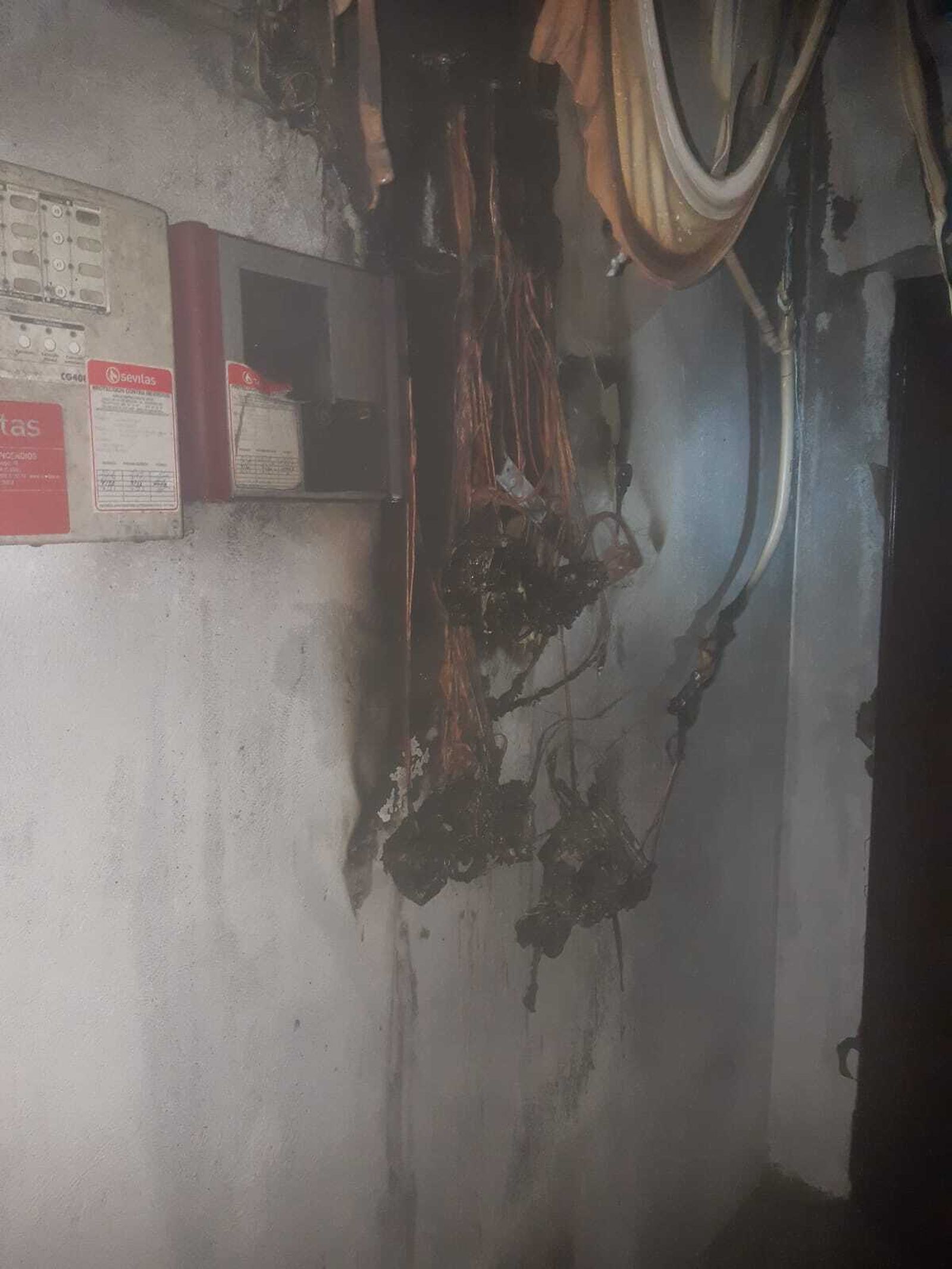 Estado en el que quedó el cuadro eléctrico del garaje de la calle Ávila.