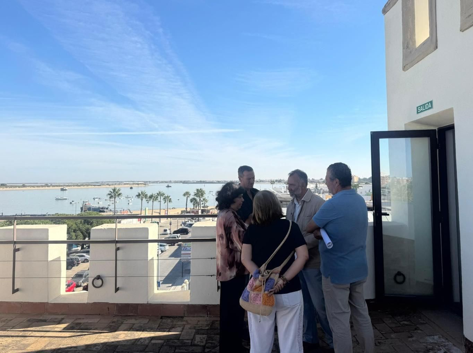 La alcaldesa de Sanlúcar, Carmen Álvarez, visitó el estado de las obras del Castillito de Bajo de Guía.