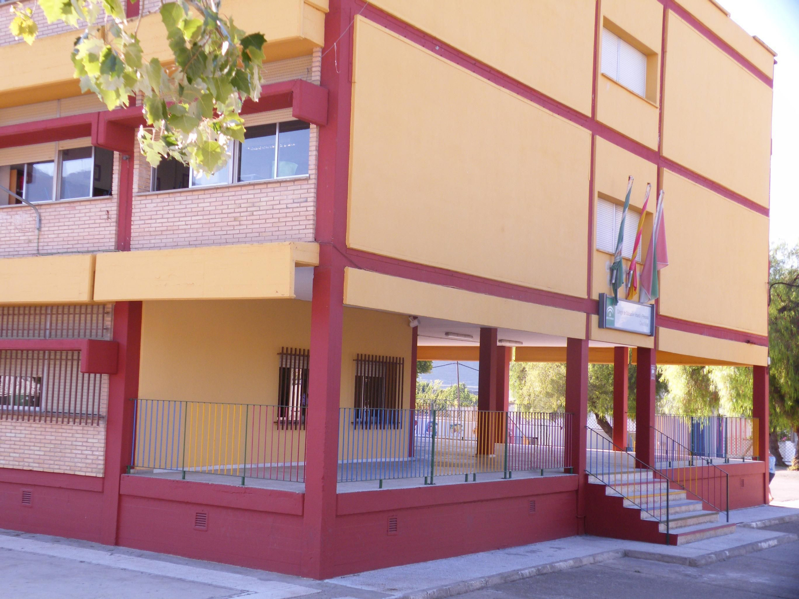 Fachada principal del colegio CEIP Celia Viñas de Berja.