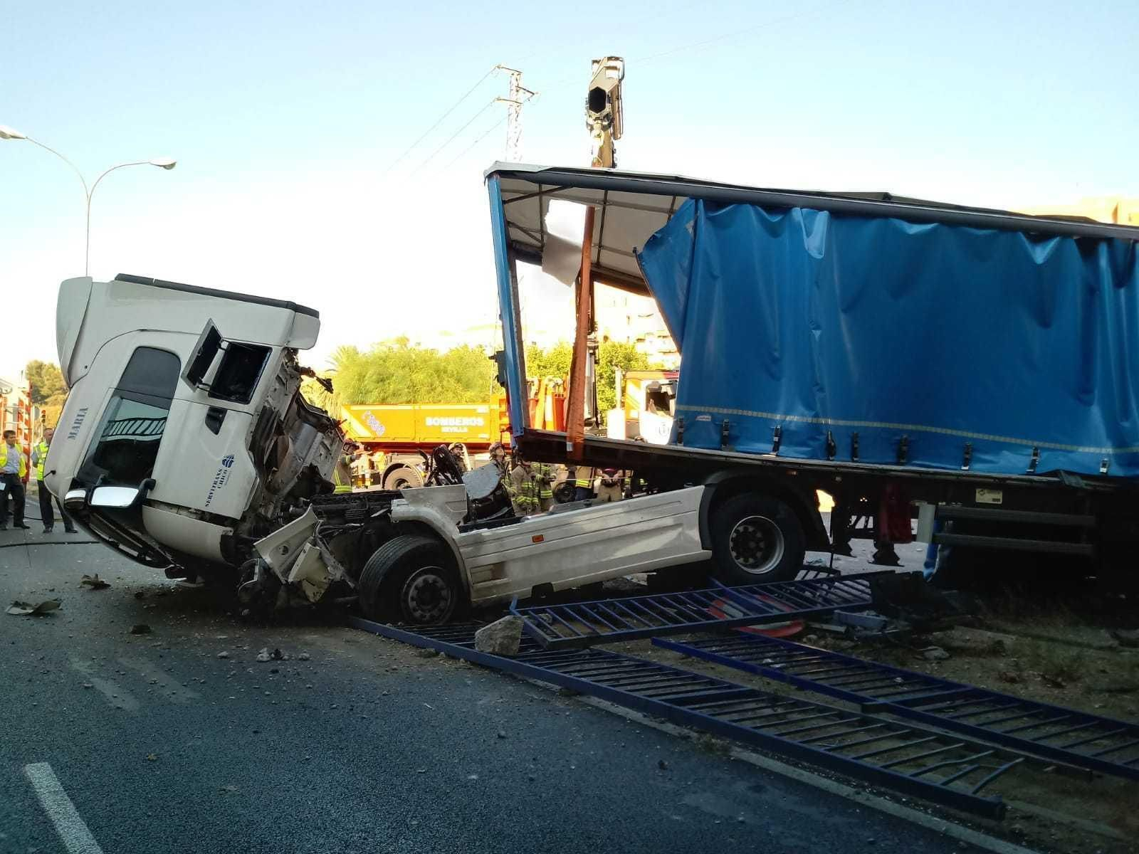 Las imágenes del camión accidentado en Montes Sierra