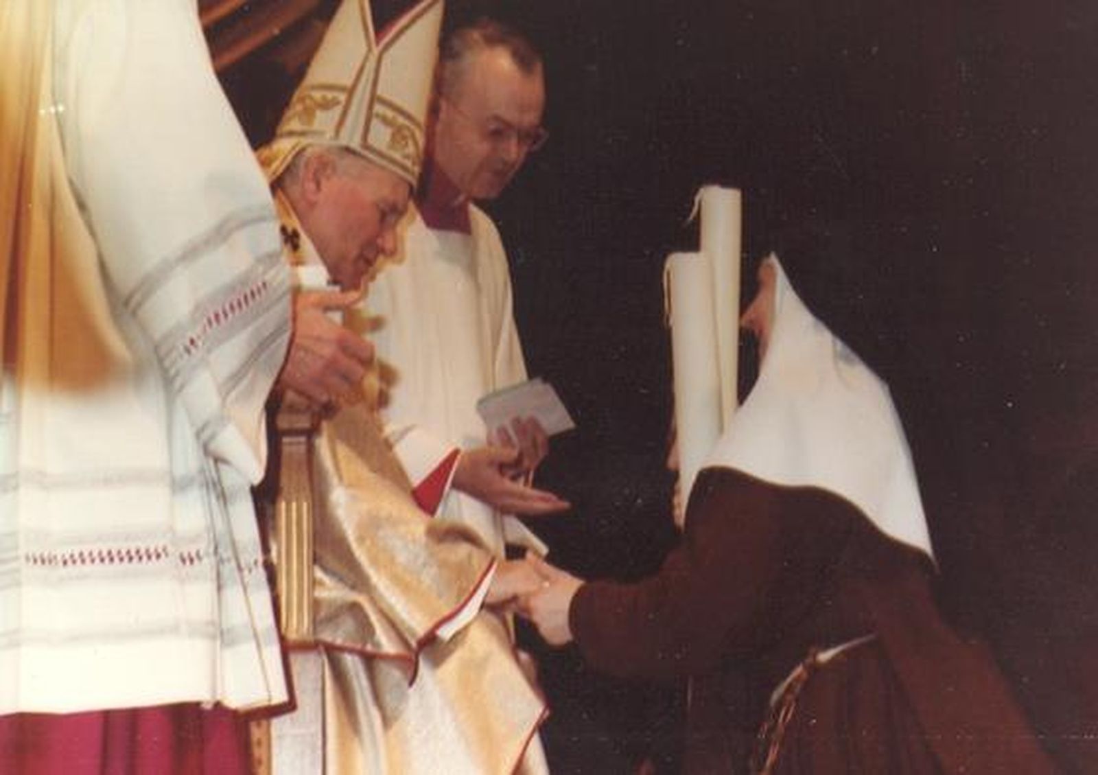 Juan Pablo II recibe a Madre María de la Purísima en el Vaticano.