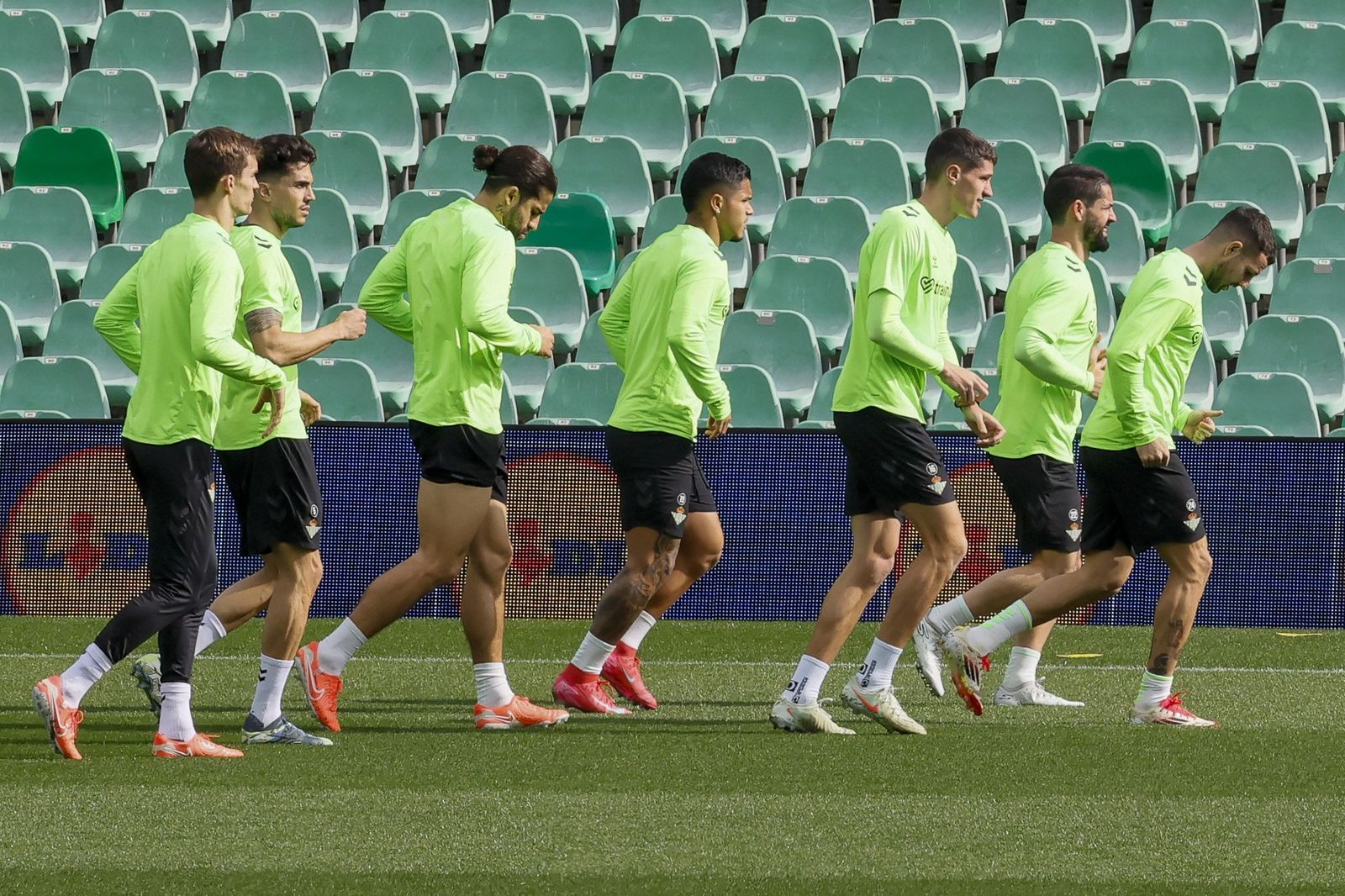 Parte de la primera plantilla del Betis en la sesión matinal de ayer miércoles.
