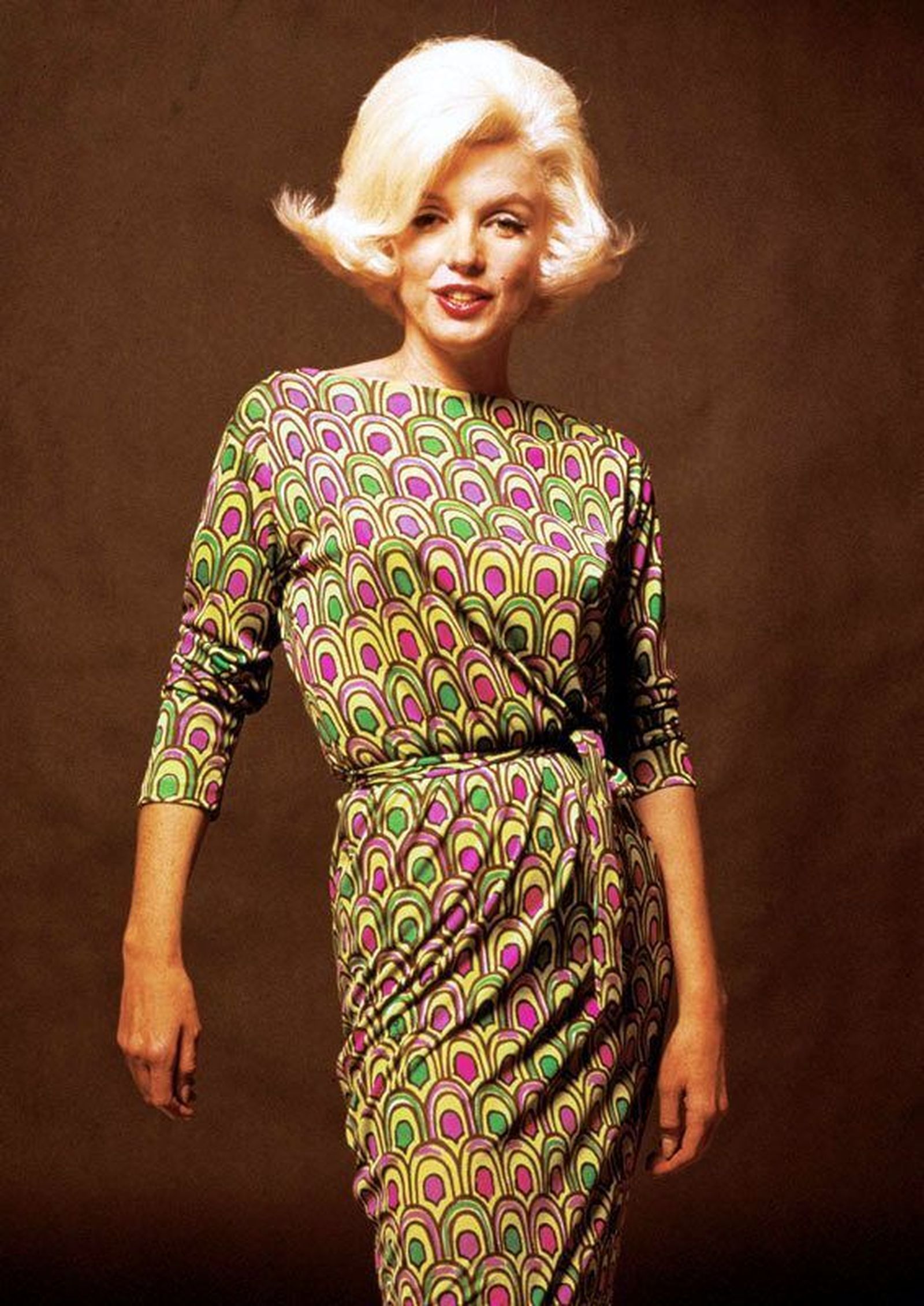 Marilyn Monroe, con un vestido 'midi' de Pucci con sus característicos estampados llamativos.