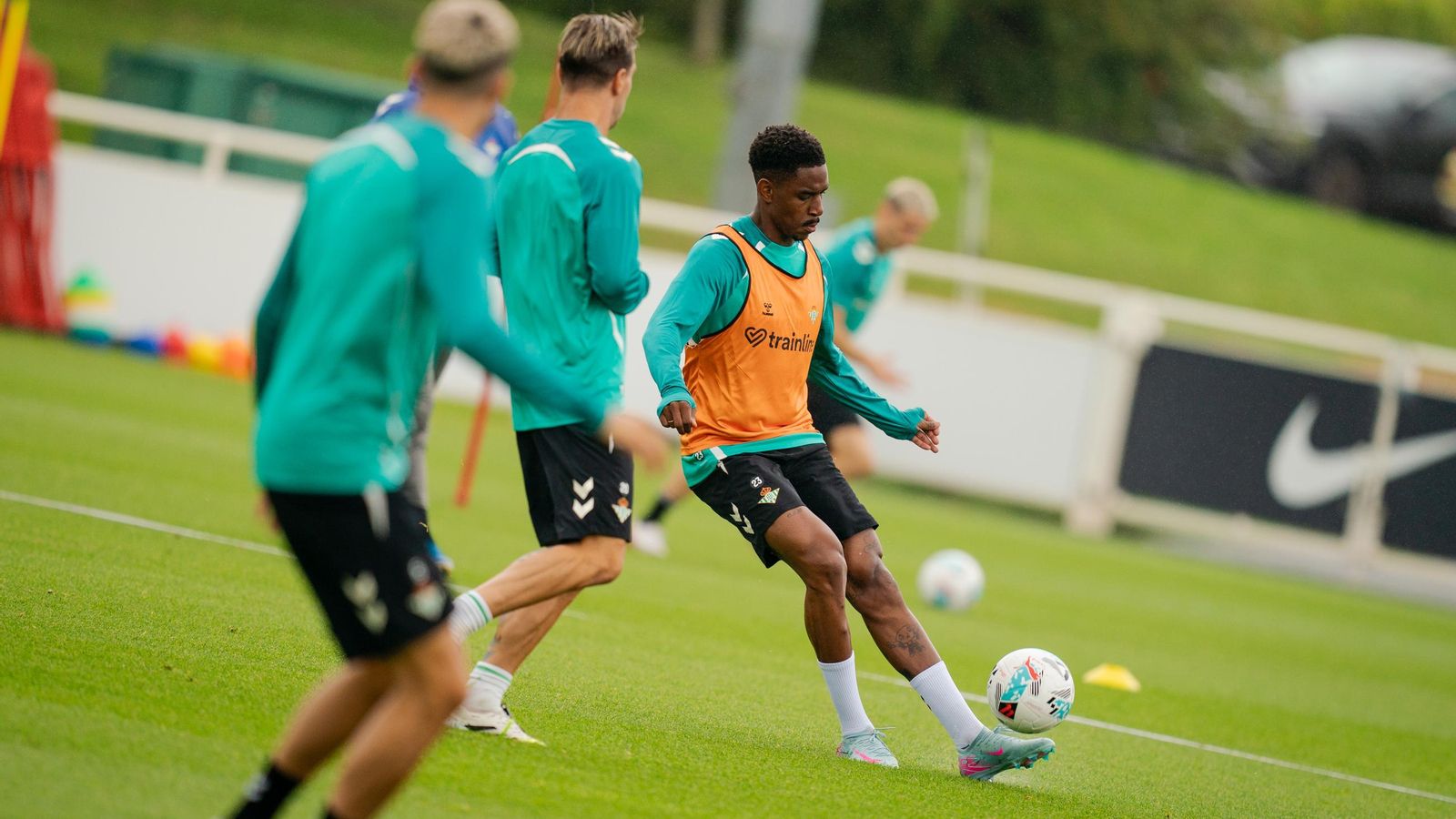 Junior golpea el balón en un momento del primer entrenamiento del Betis en Inglaterra. Junior golpea el balón en un momento del primer entrenamiento del Betis en Inglaterra.