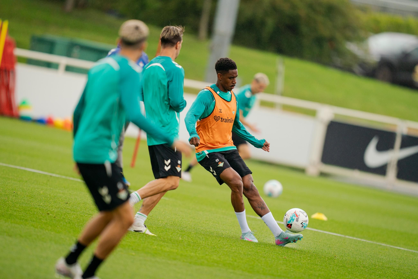 Junior golpea el balón en un momento del primer entrenamiento del Betis en Inglaterra.