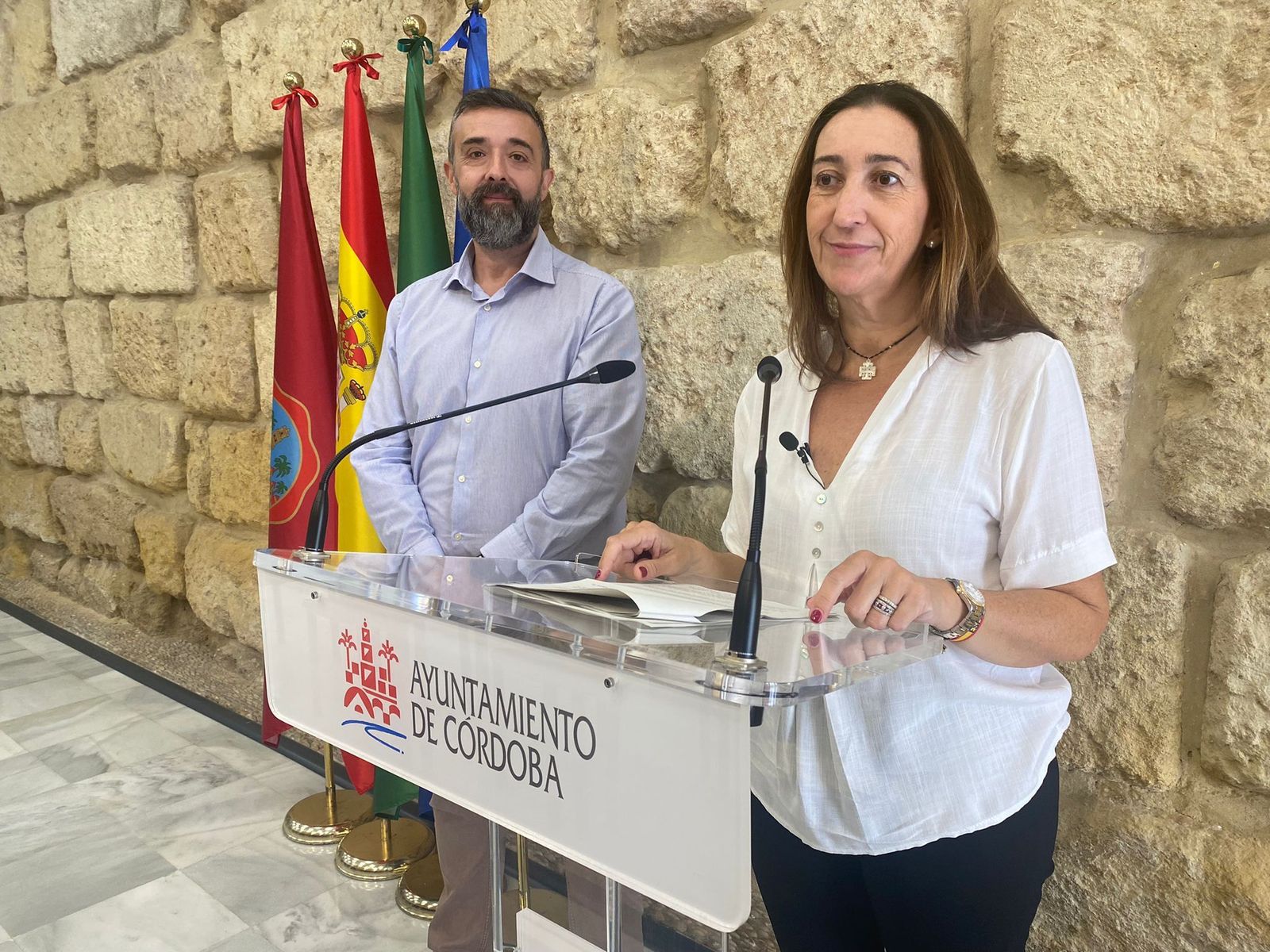 La portavoz del Grupo Municipal de Vox, Paula Badanelli, y el concejal Rafael Saco.