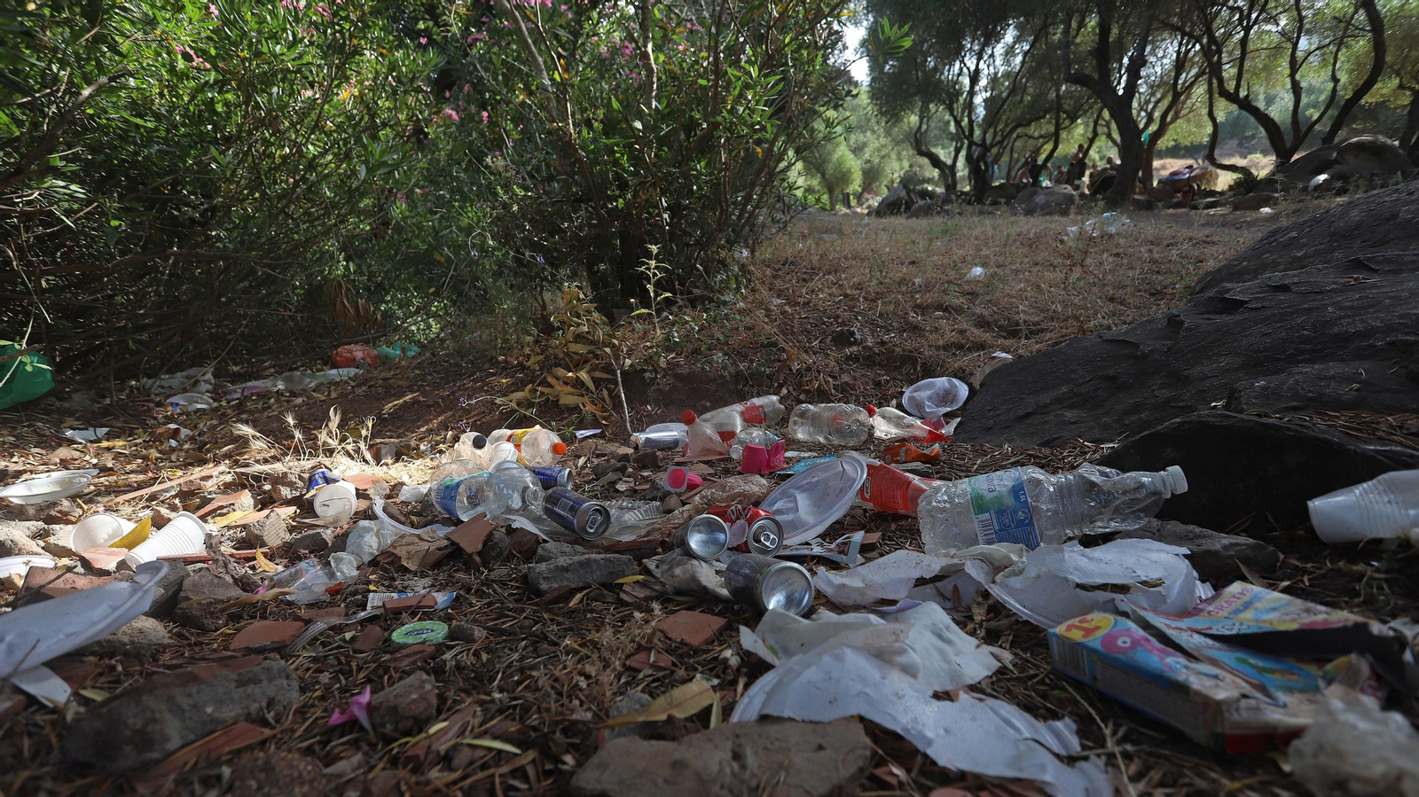 Basura en el sendero del Río de la Miel