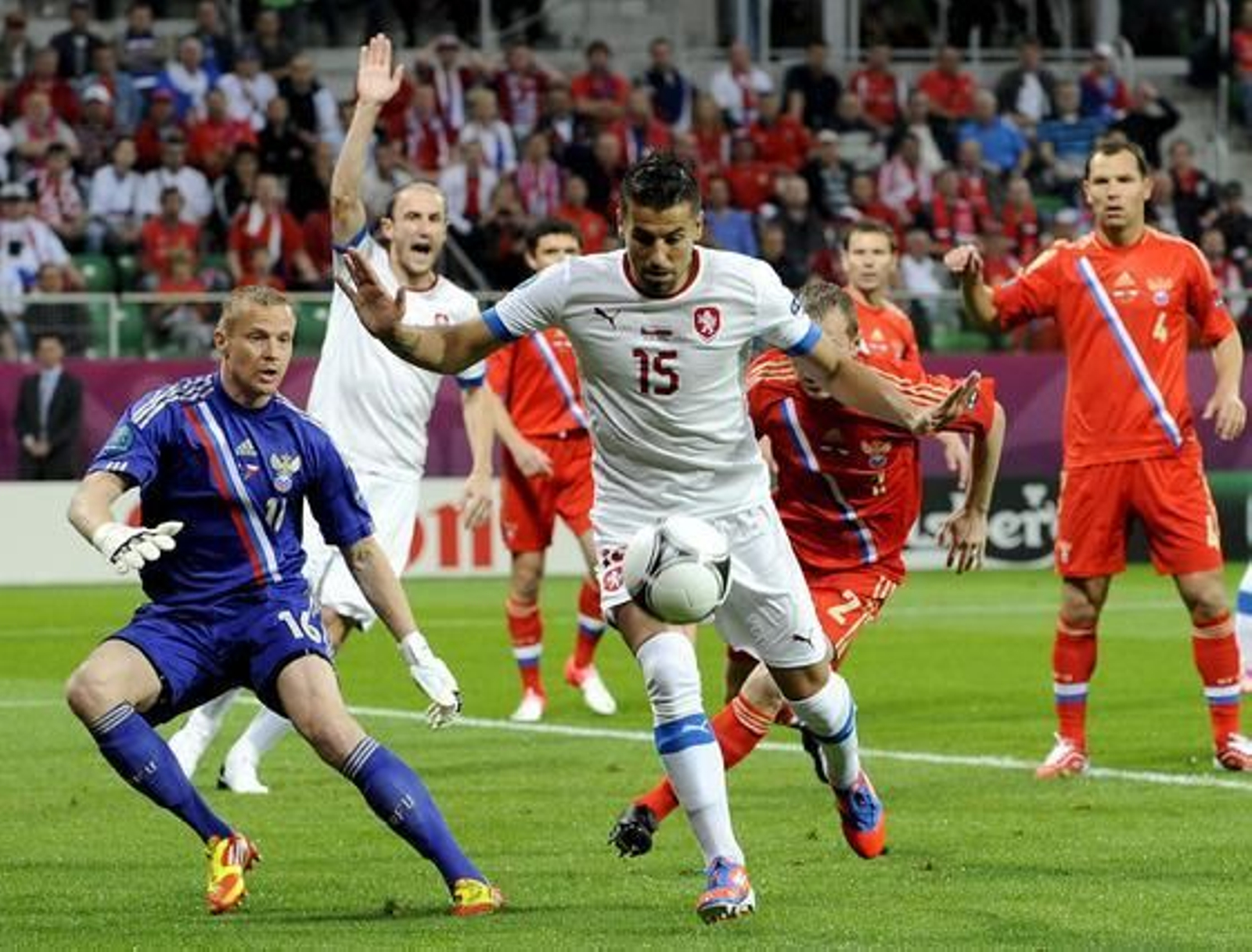 Rusia golea a la República Checa por 4-1 y se convierte en líder sólido del Grupo A.

Foto: EFE