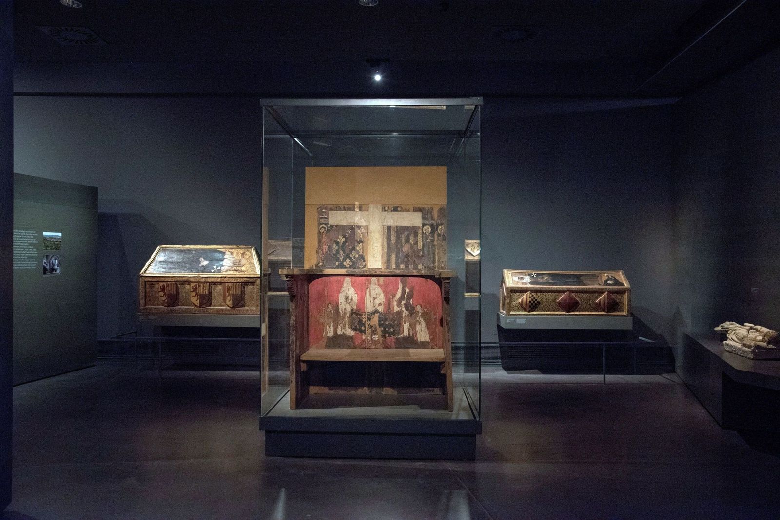 Vista de las cajas sepulcrales y trono de Blanca de Aragón y Anjou en el Museo Diocesano de Lleida, donde se encuentran las 44 piezas.