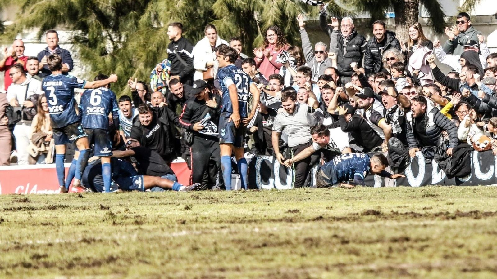 Jugadores de la Balona festejan con su afición la victoria en Chiclana
