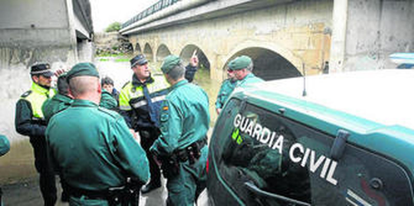 Efectivos de la Guardia Civil y de la Policía Local, ayer a la salida de Las Pachecas en las horas críticas de riesgo de inundaciones.
