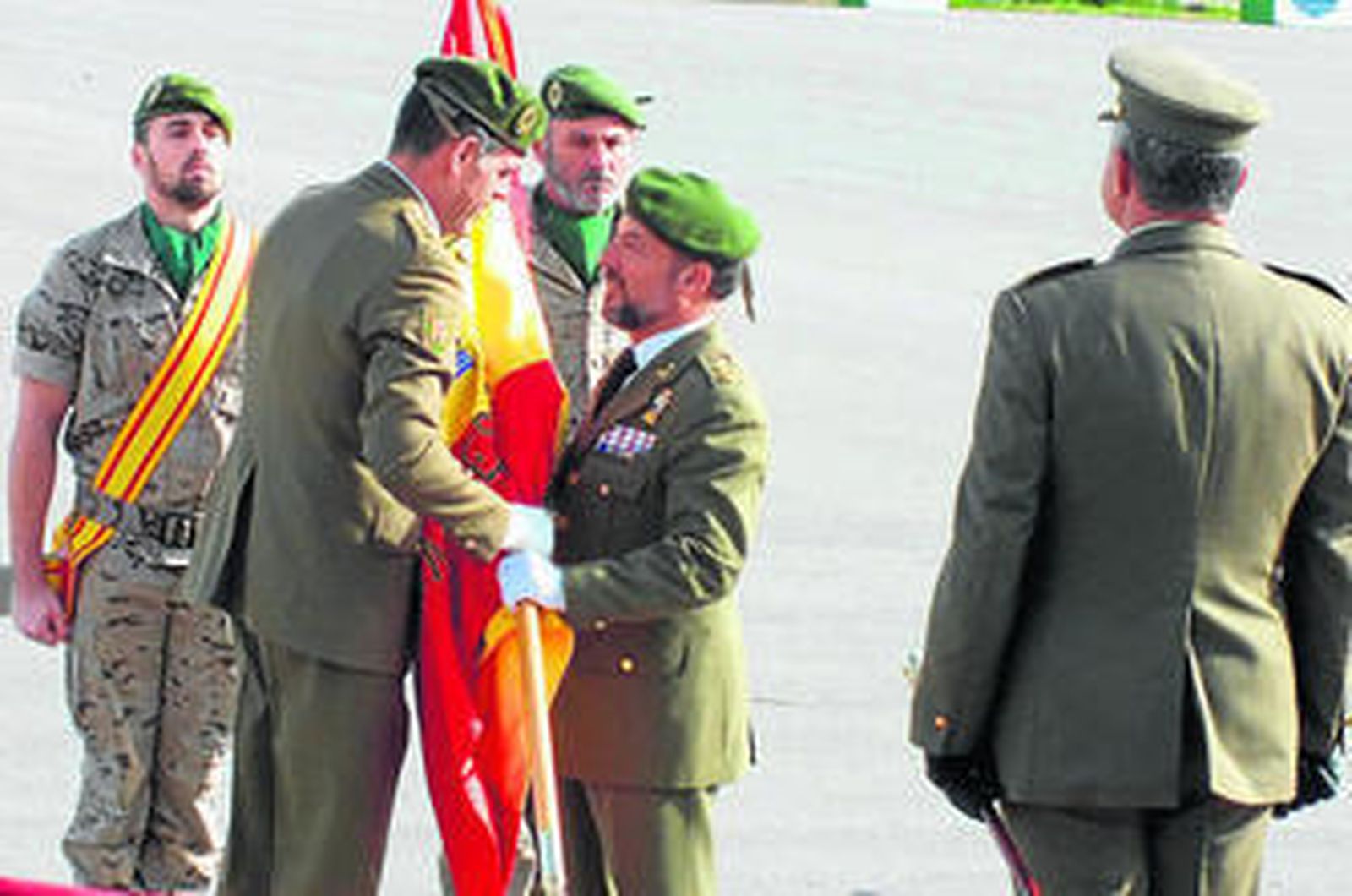 El general Varela, jefe de la FUTER, preside la entrega del Mando de Operaciones Especiales al coronel Demetrio.