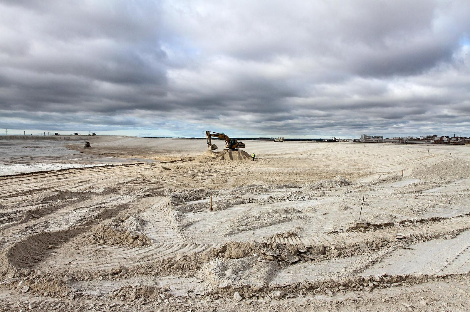 Una excavadora actúa en la formación de taludes en una de las balsas de fosfoyeso.