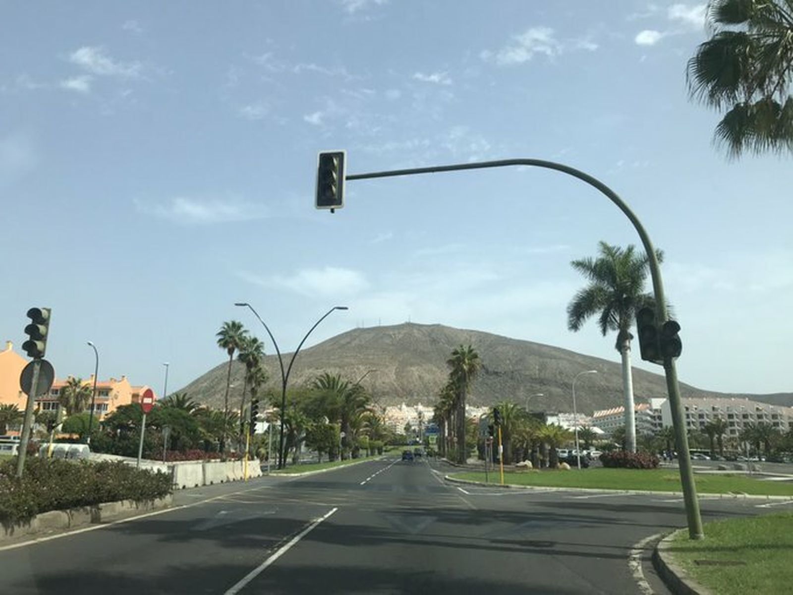 Un semáforo apagado en la isla