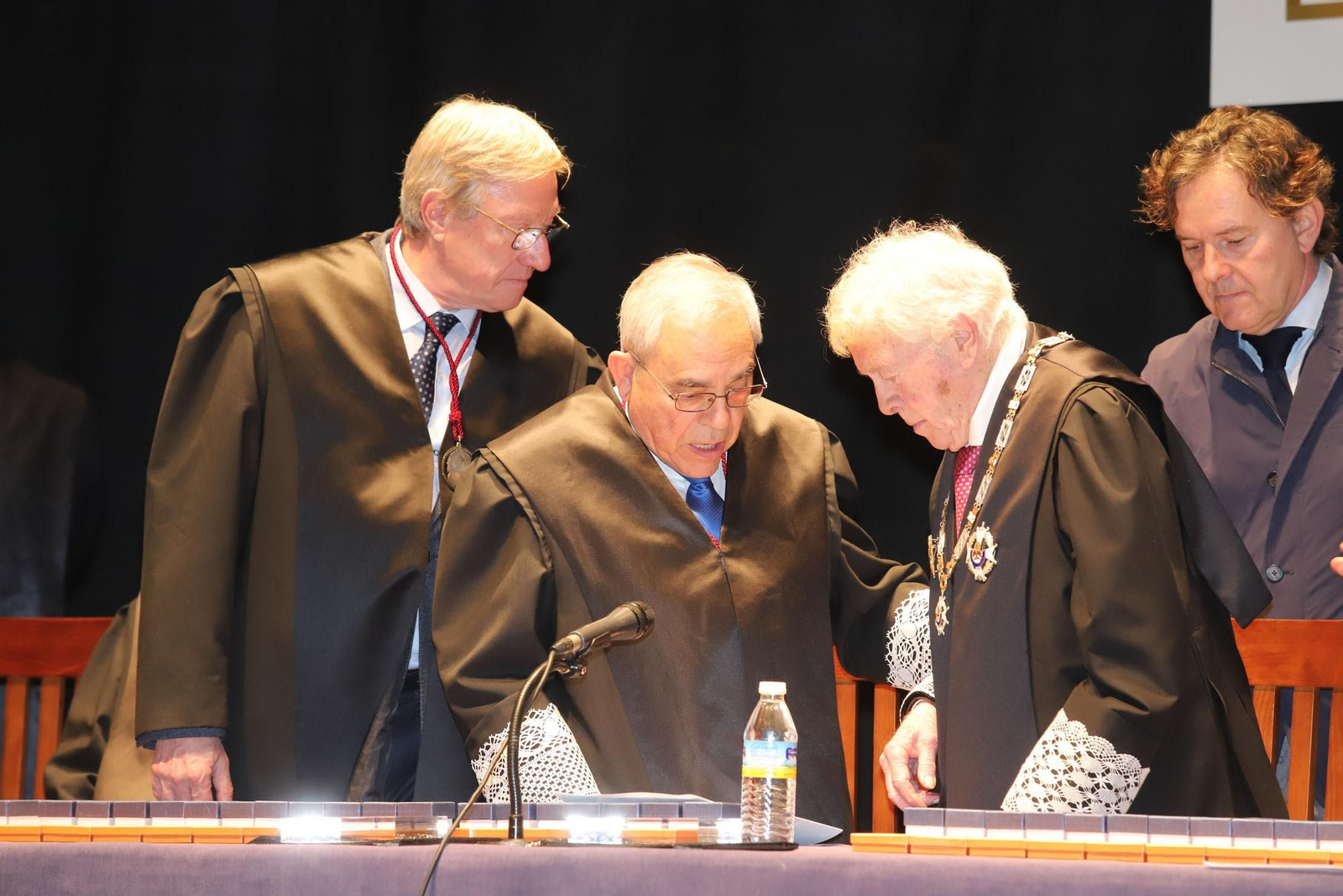 Imágenes del acto de entrega de insignias a los colegiados que cumplen 25 y 50 años en el Ilustre Colegio de Abogados de Huelva.