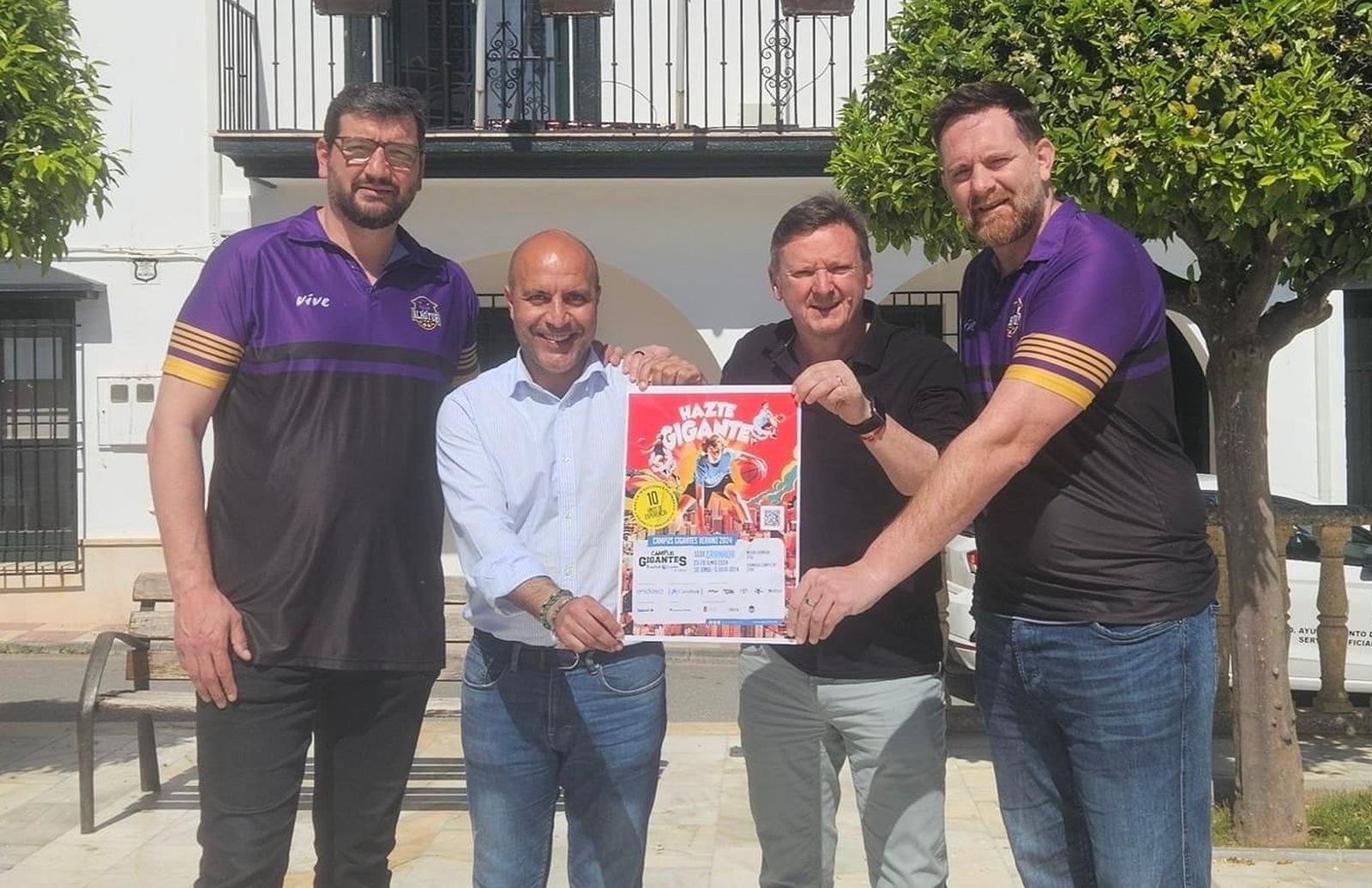 Jesús Fernández y Javi Mesa junto el alcalde y concejal de deportes de Otura.