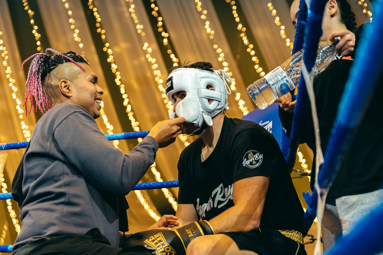 En imágenes: golpes solidarios en una impresionante White Collar Boxing