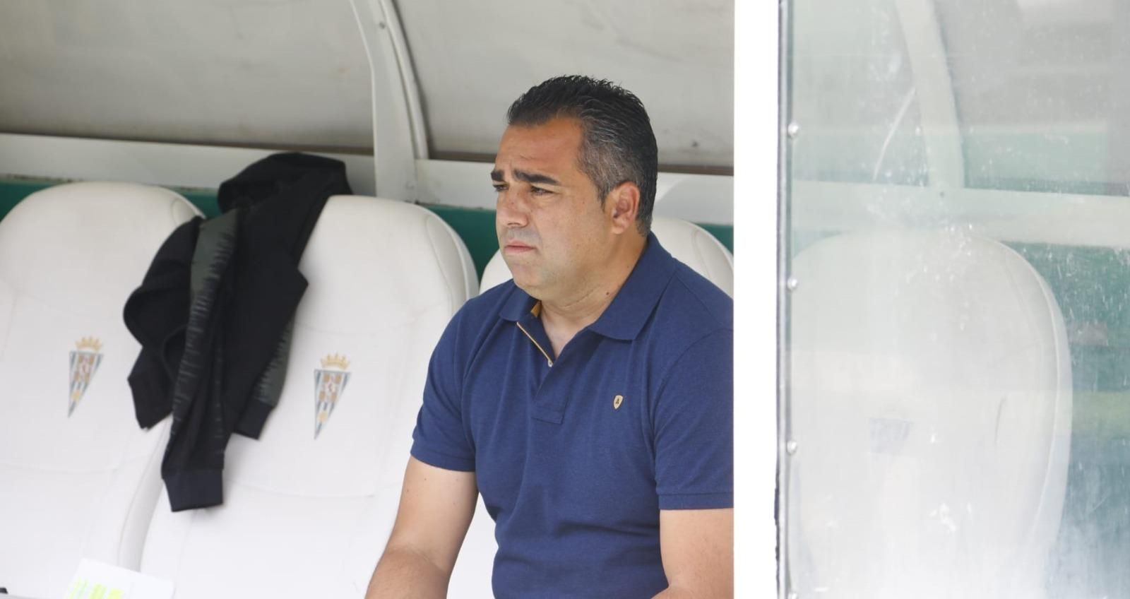 Germán Crespo sentado en el banquillo antes de empezar el partido.