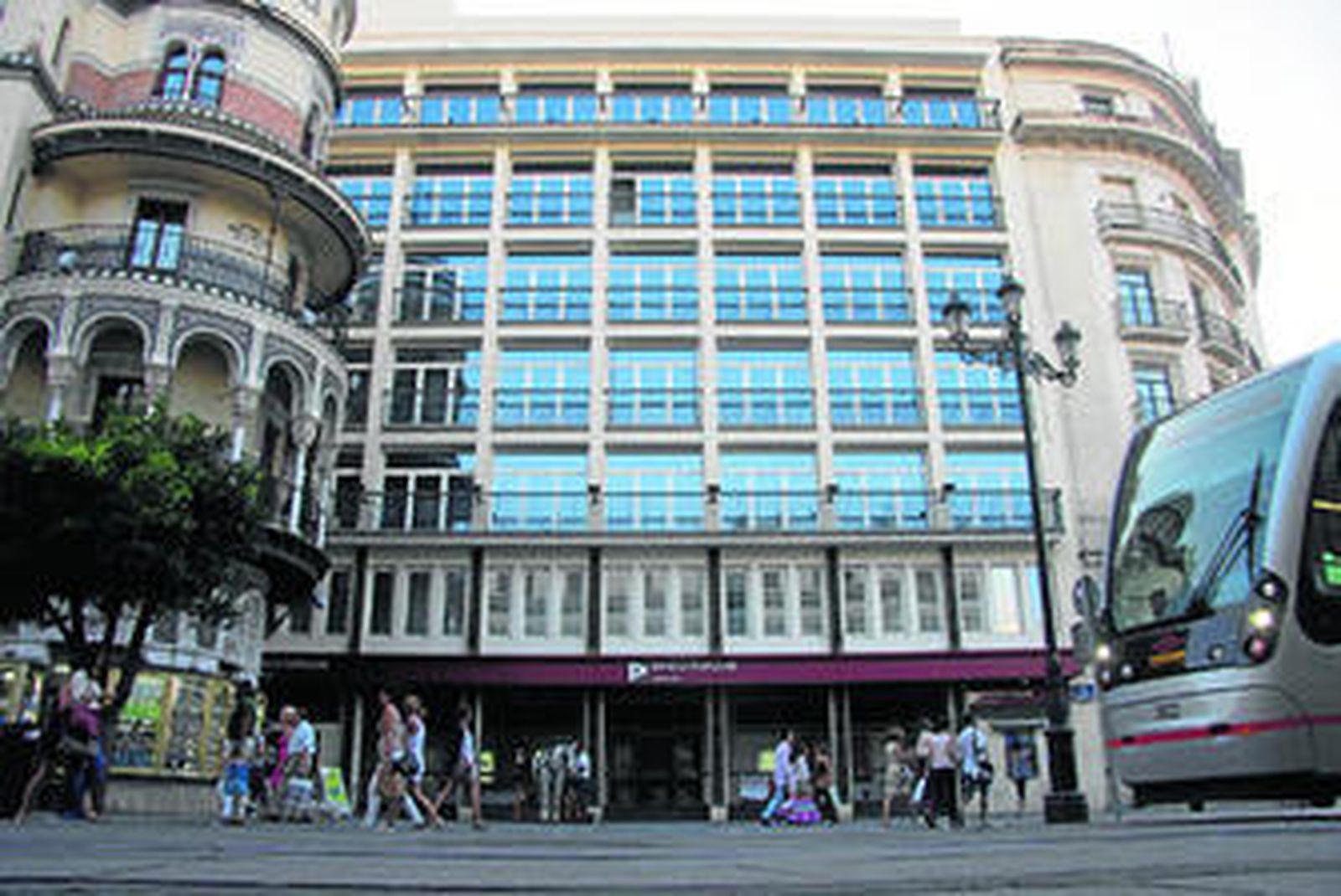 La fachada principal de la antigua sede central del Banco de Andalucía, hoy propiedad del Grupo Banco Popular, en la calle Fernández y González.