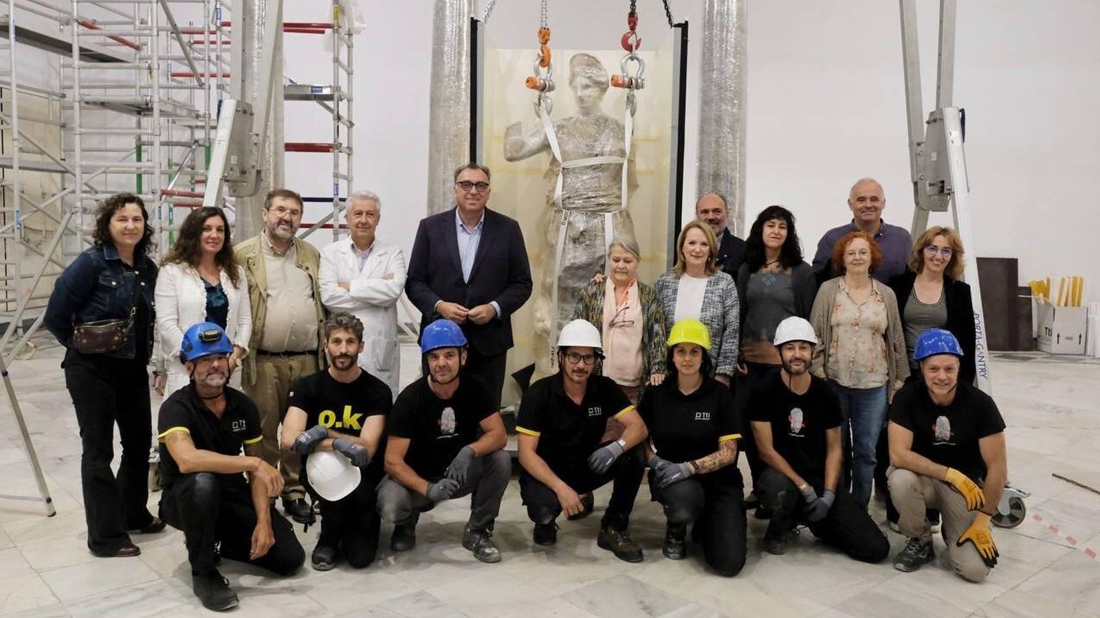 El consejero Arturo Bernal y la directora del Arqueológico, con los operarios encargados del embalaje y el traslado.