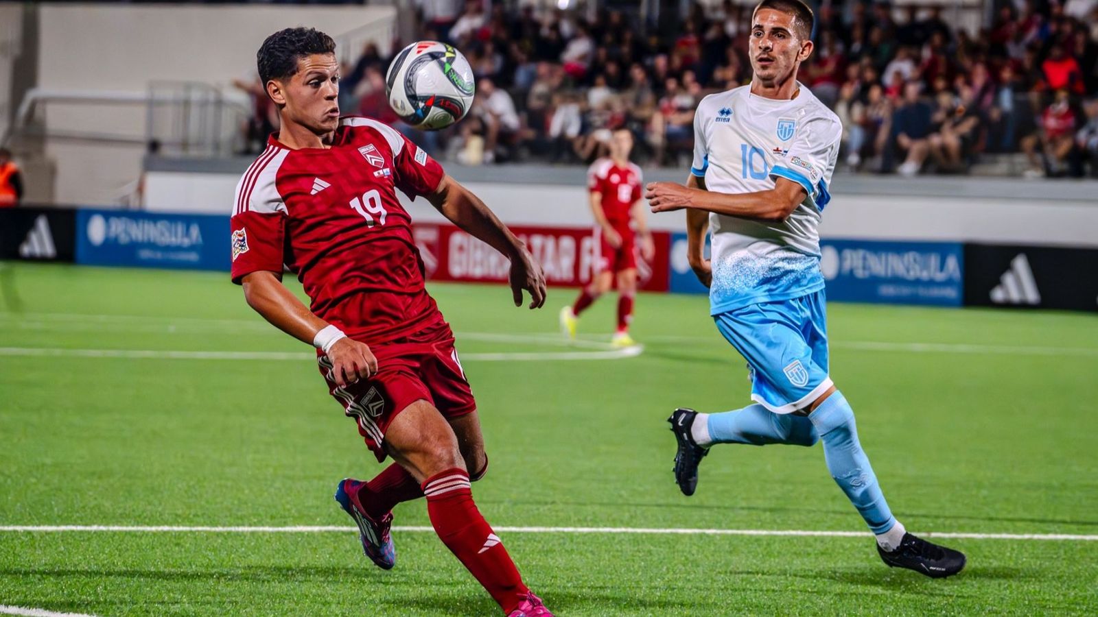 Teejay De Barr controla el balón en presencia de Barrachi