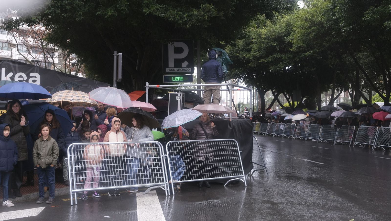 Fotografías de la cabalgata de los Reyes Magos pasada por agua en Almería