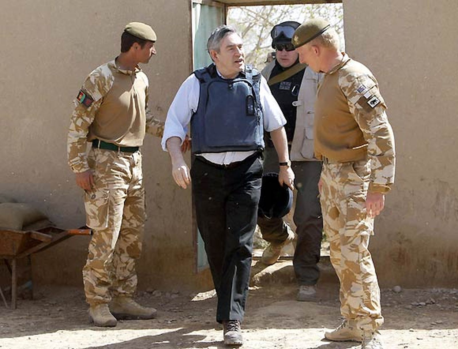 Brown visita a las tropas británicas en Afganistán y les promete más equipamiento