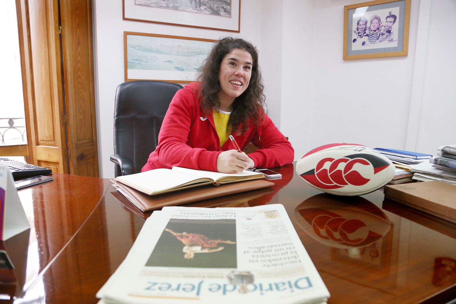 Delgado, firmando en el libro de honor