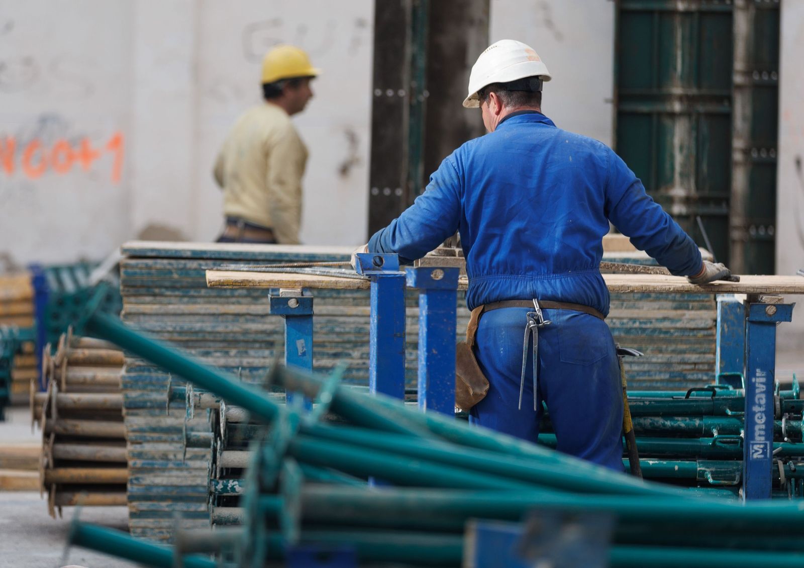 Obreros en la construcción de un piso.