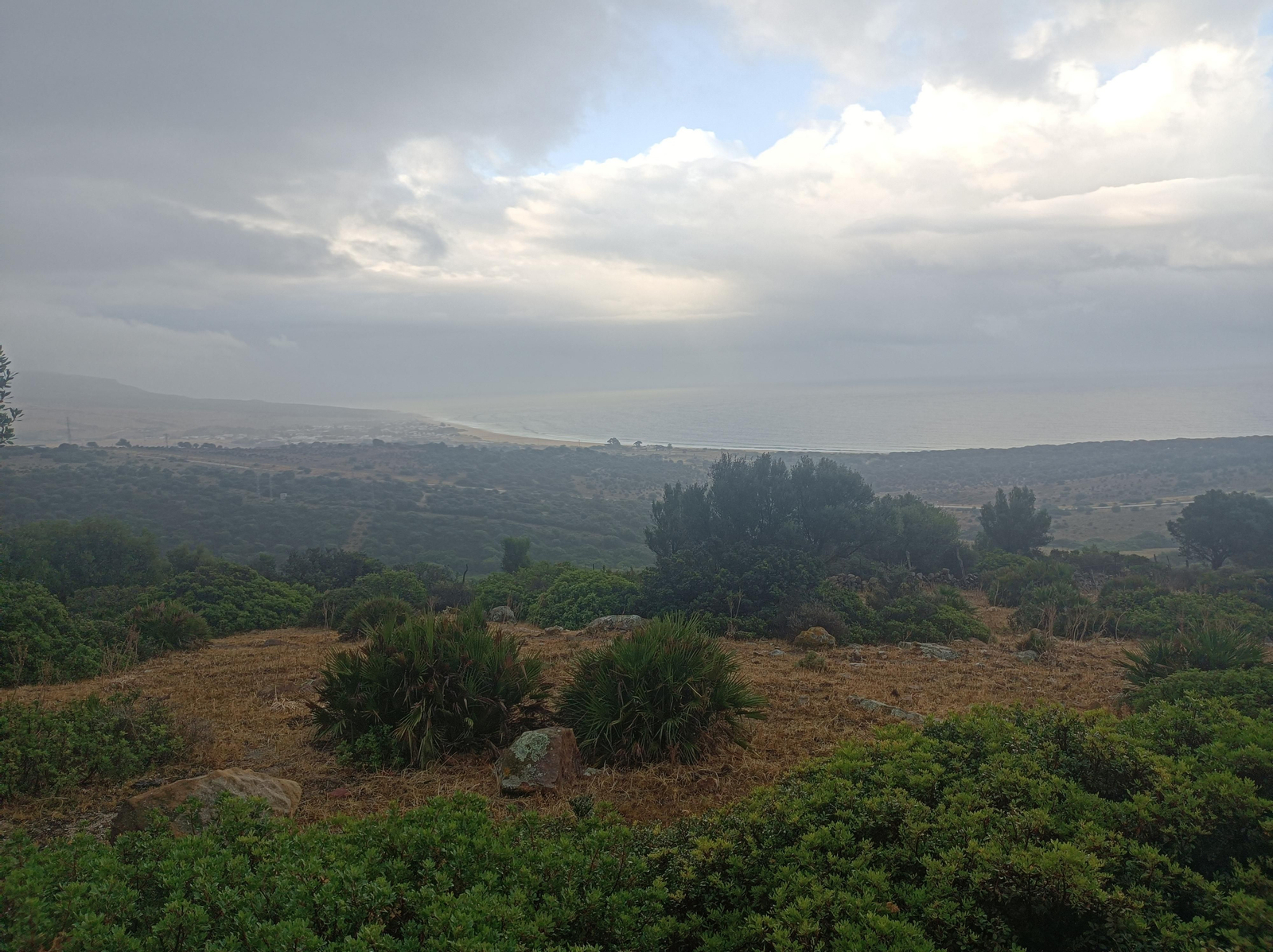 La carretera nos ofrece bellas panorámicas de la Ensenada de Bolonia.