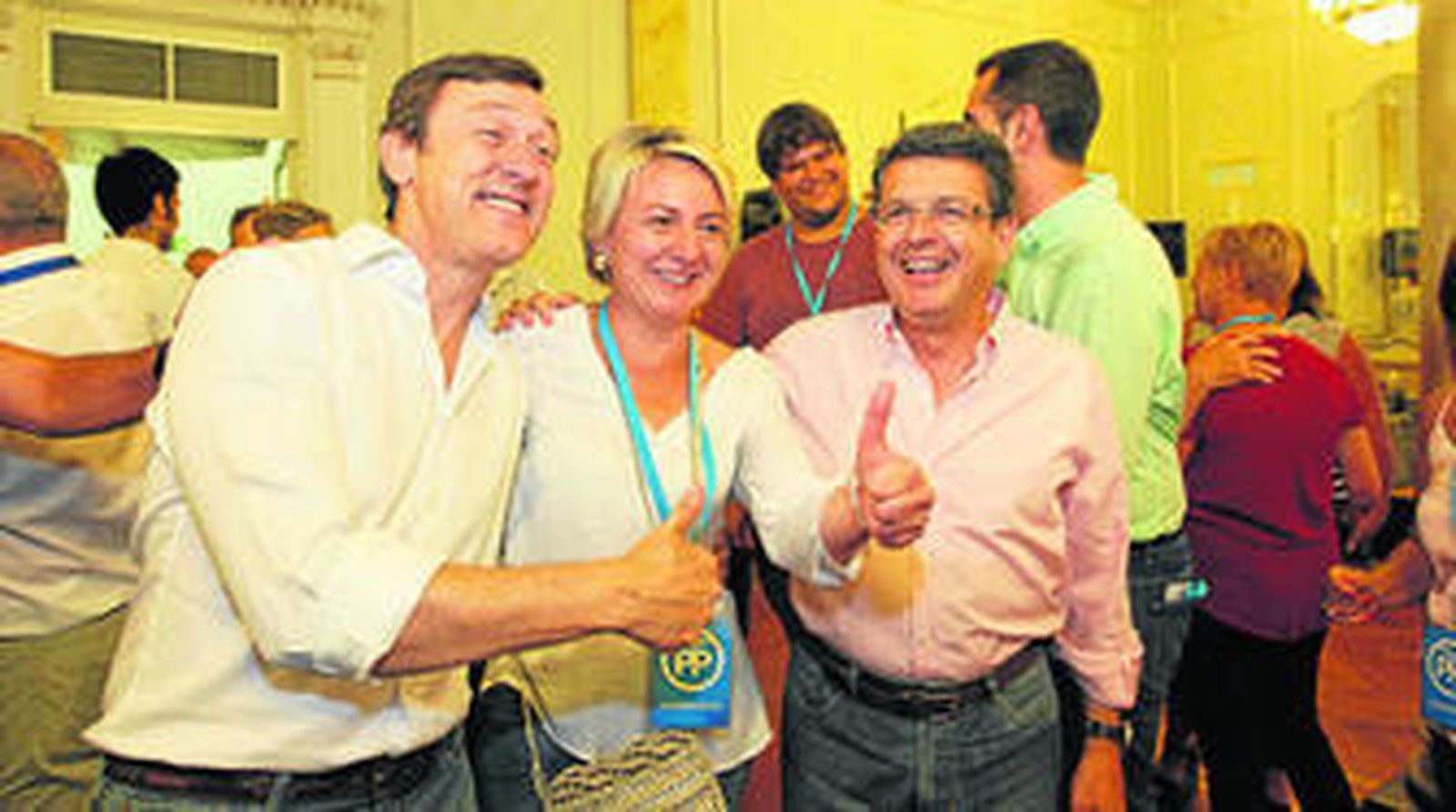 Los tres candidatos del PP de Almería con plaza en el Congreso celebran la victoria su partido en la provincia.