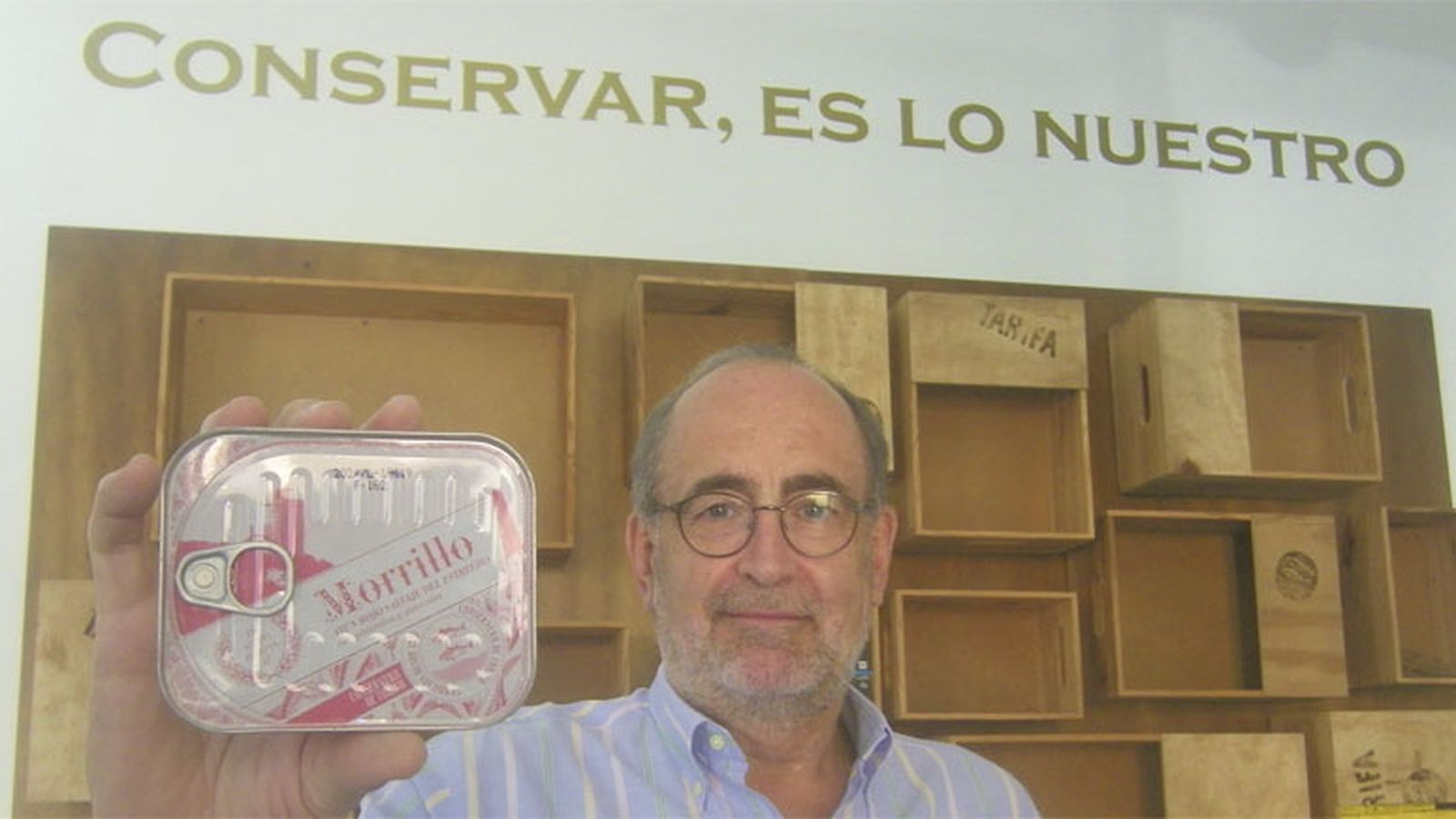El gerente de Conservera de Tarifa muestra una de las latas de la nueva colección