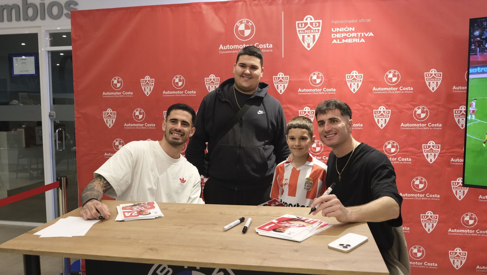 La firma de autógrafos de Jon Morcillo y Miguel de la Fuente en Automotor Costa BMW