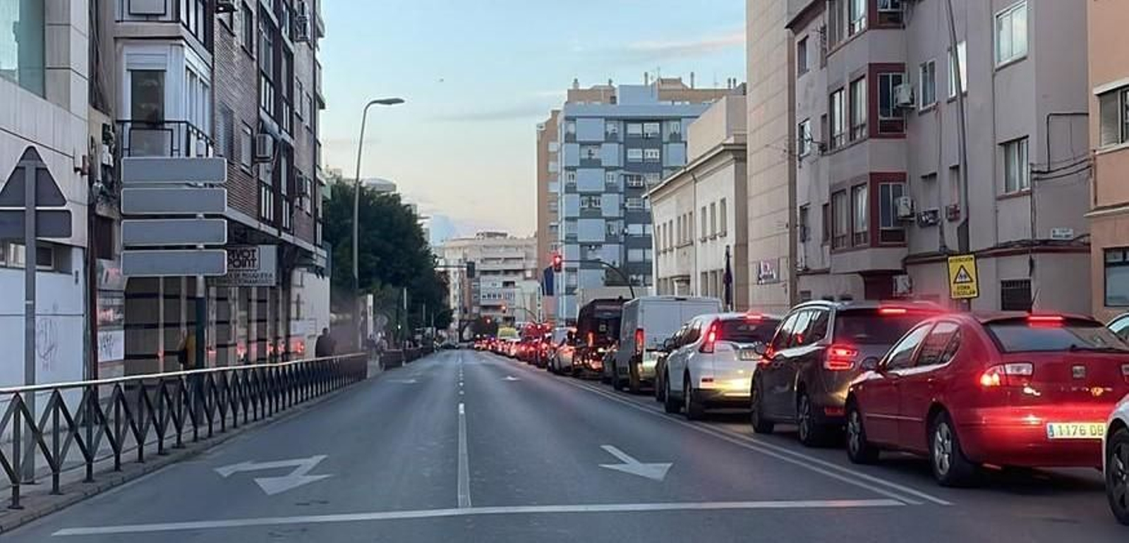 Carretera de Ronda colapsada con una hilera de vehículos que continuaba hacia la rotonda del Cable Inglés.