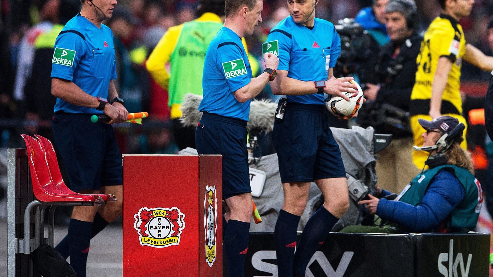 El colegiado, en el momento de abandonar el terreno de juego.