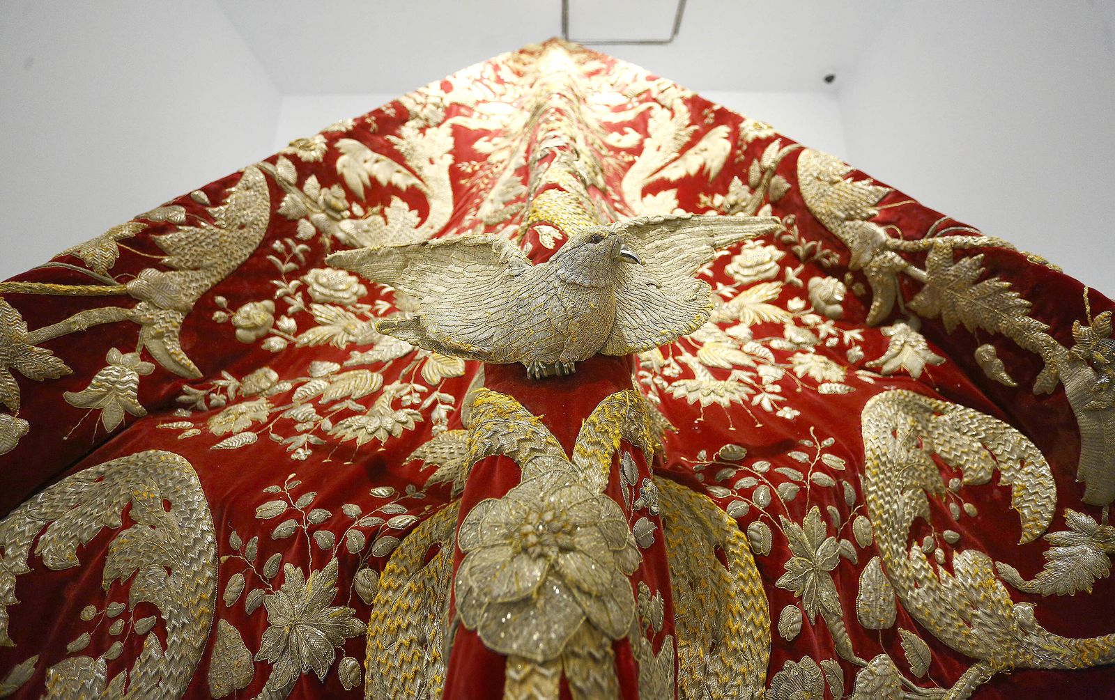 Manto de procesión de Nuestra Señora de los Dolores de la hermandad de Padre Jesús de Ronda.