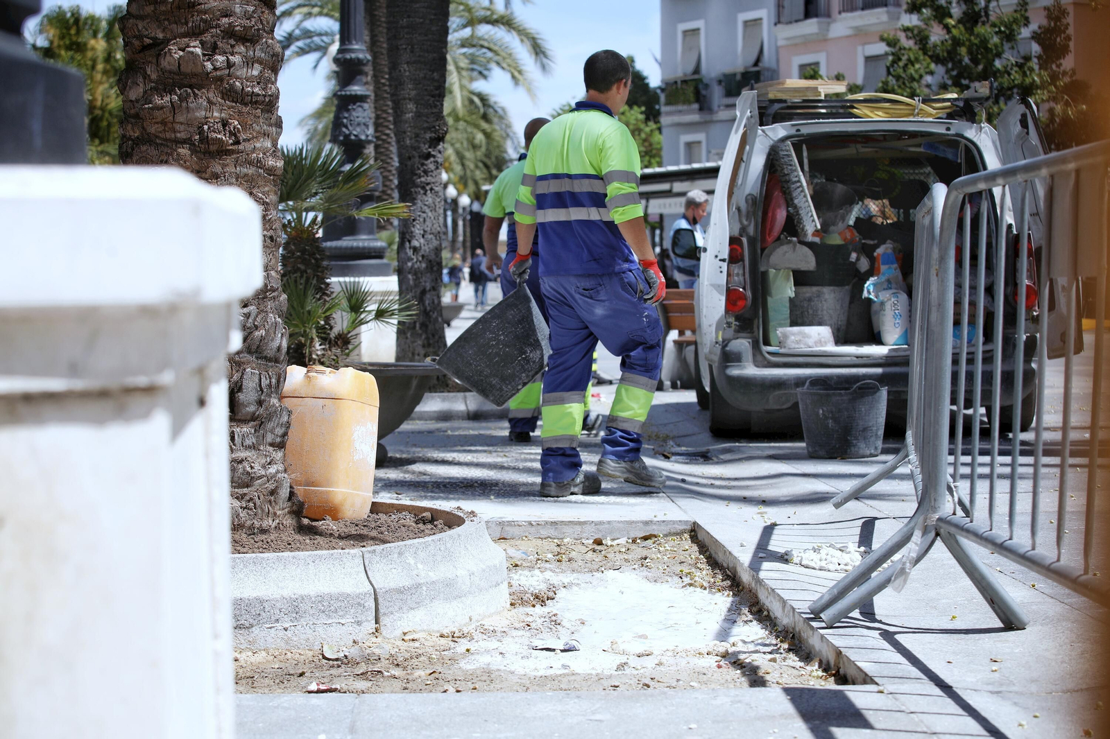 Operarios trabajando desde el lunes en la Plaza de San Juan de Dios, en un estado de deterioro galopante.