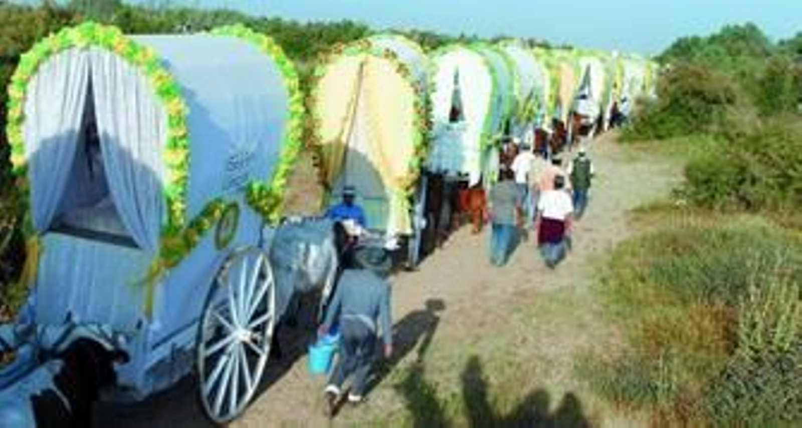 Carretas de la hermandad de Gines, en una peregrinación reciente.