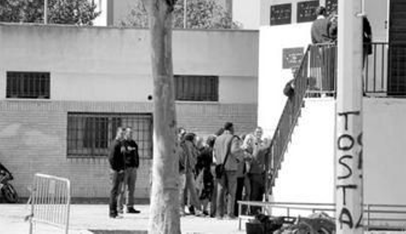 Cola en la puerta del comedor social Betania, en la barriada de La Hispanidad.