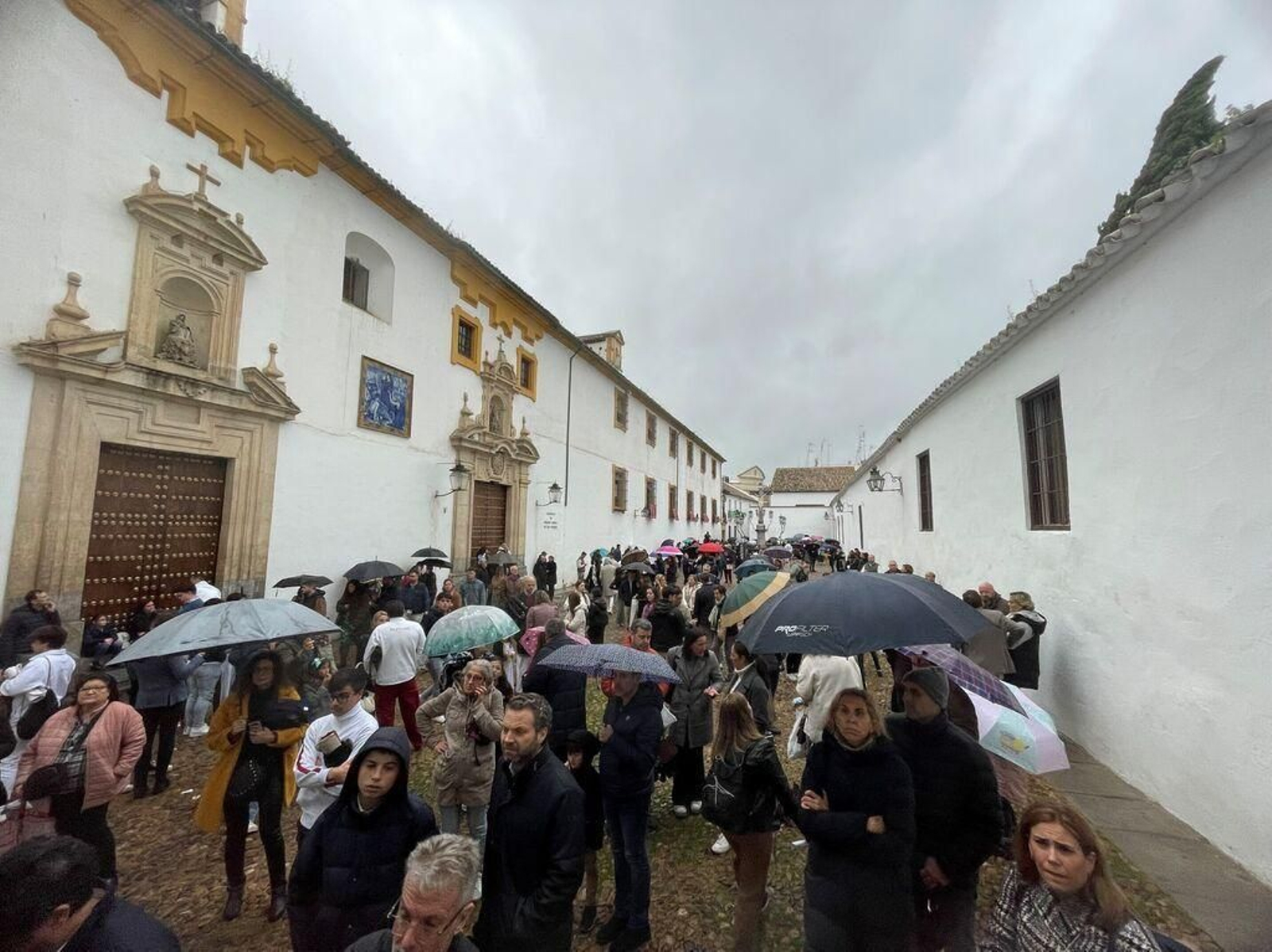 Numerosas personas esperan para ver a los titulares de la Paz en Capuchinos.