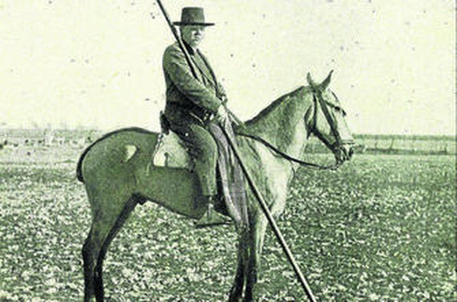 Fue miembro de la Generación del 27 y amigo personal de escritores como Alberti y toreros como Sánchez Mejías.