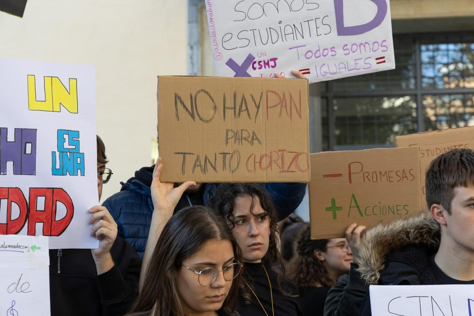 Concentración del alumnado del Conservatorio Superior de Música de Jaén para reclamar a la Junta de Andalucía que cumpla con los compromisos de dotación instrumental de la nueva sede
