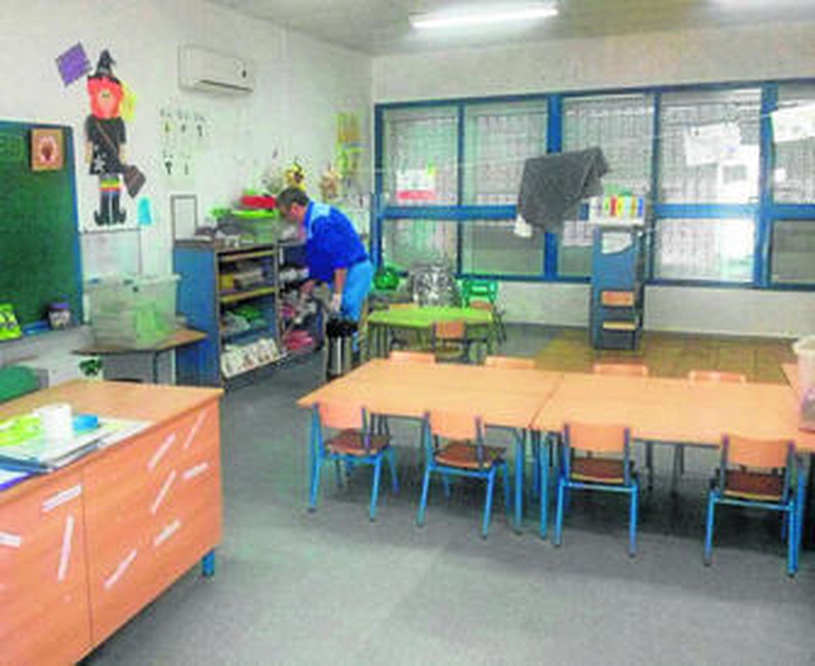 Un operario de la empresa de control de plagas, en las instalaciones, en una imagen facilitada por el Ayuntamiento.