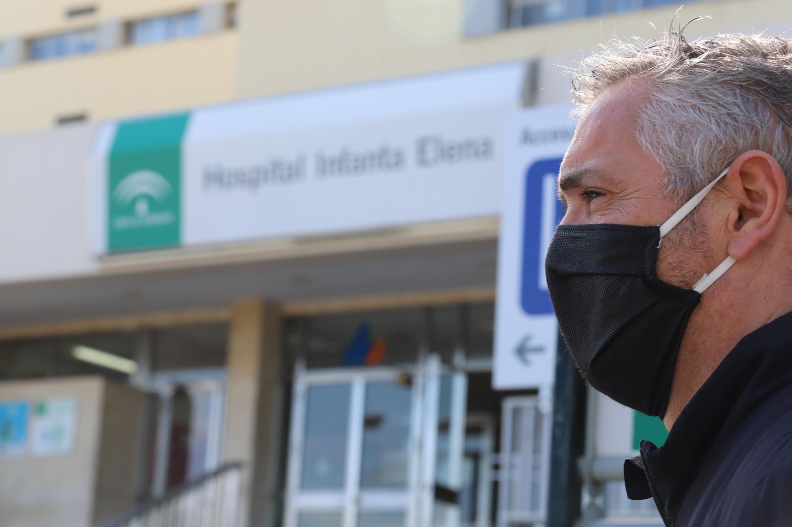 Imagen del acceso principal al Infanta Elena en la mañana de ayer.