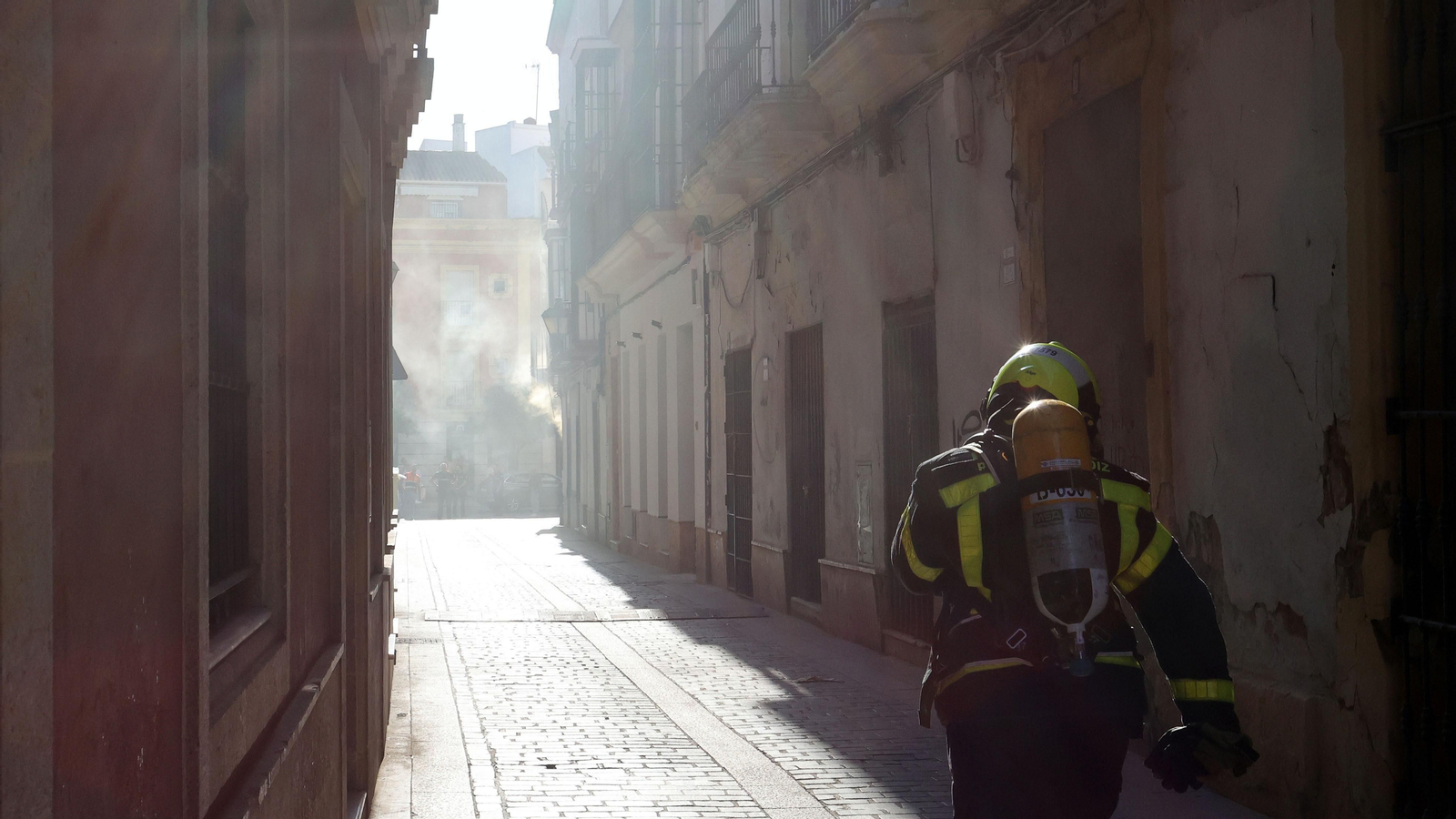 Los bomberos de Jerez intervienen en un incendio de un inmueble en calle Bizcocheros
