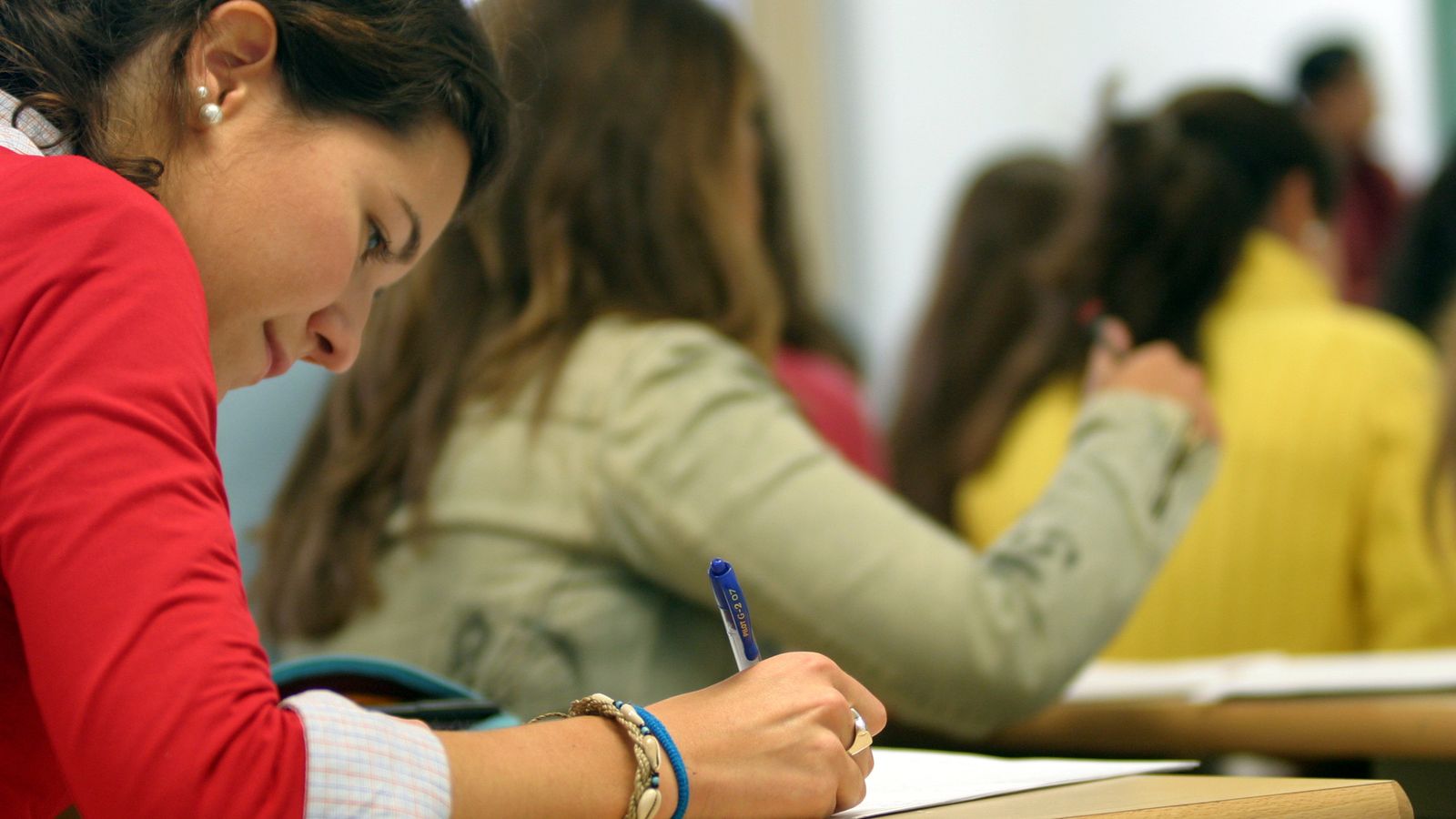 Los títulos son accesibles para toda la sociedad.