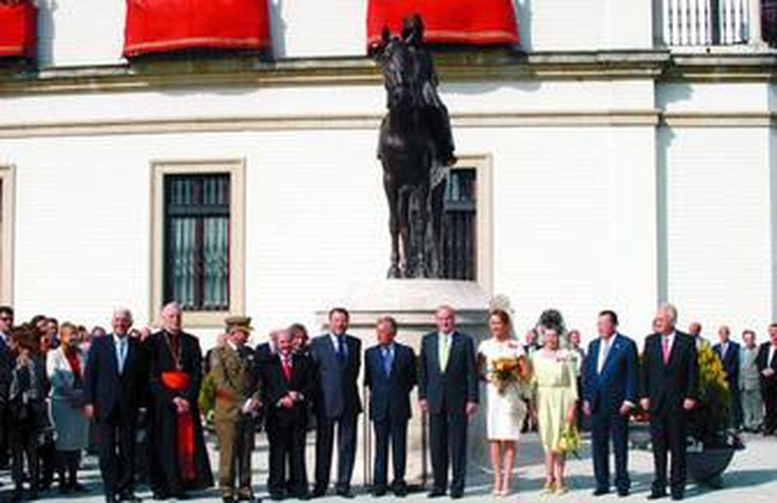 El Rey, bajo la estatua de su madre. A la izquierda, las autoridades; a la derecha, la infanta Elena, sus primos y Guajardo-Fajardo.