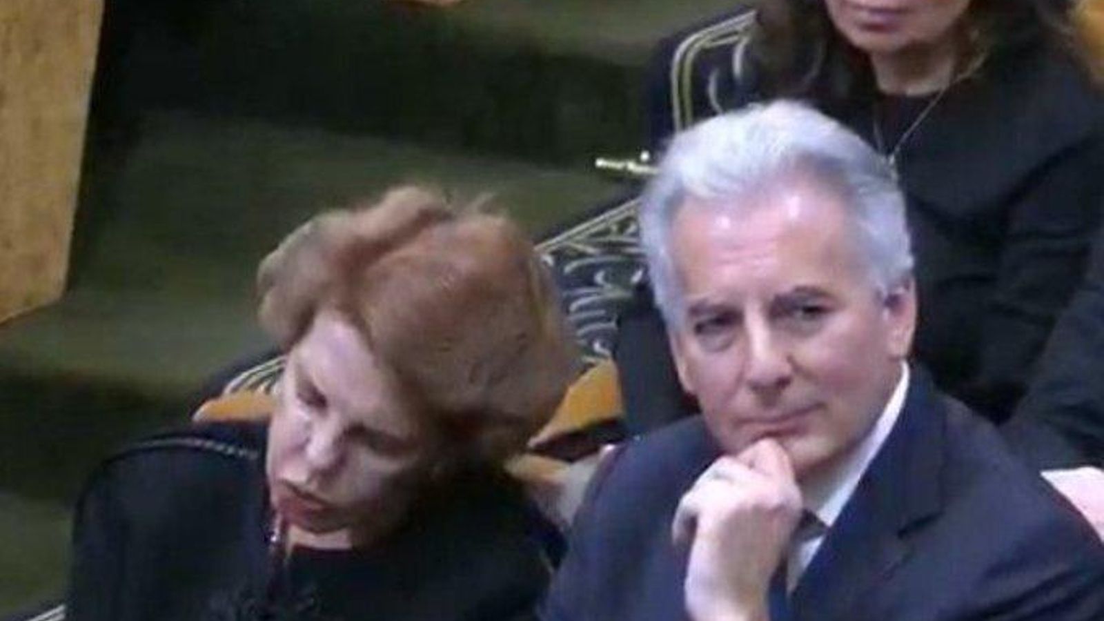 Patricia Llosa con los ojos cerrados, a su lado su hijo Álvaro y arriba, su nuera